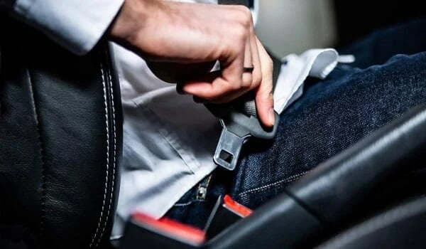 کمربند ایمنی خودرو چگونه کار می‌کند؟